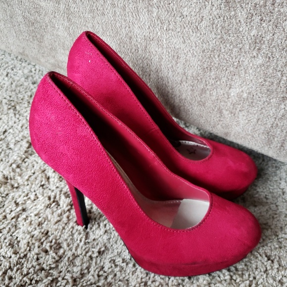 Red Pumps - Picture 4 of 5
